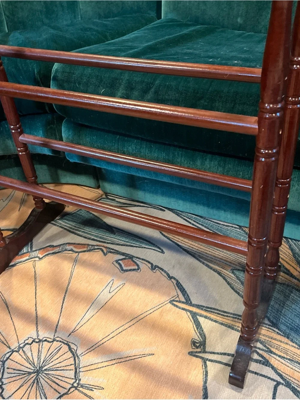 Classic The Bombay Co Style Queen Anne Vintage Wooden Quilt Rack Cherry Blanket